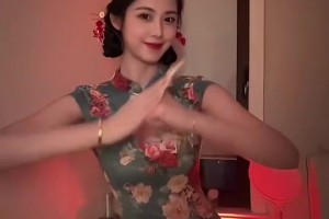 这腰臀比性感啊女篮球员卓识穿新中式旗袍热舞~